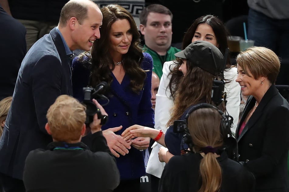 In der Halbzeitpause des Basketballspiels ehrten Prinz William (40) und Prinzessin Kate (40) die 15-jährige Umweltaktivistin Ollie Perrault als "Heldin unter uns".