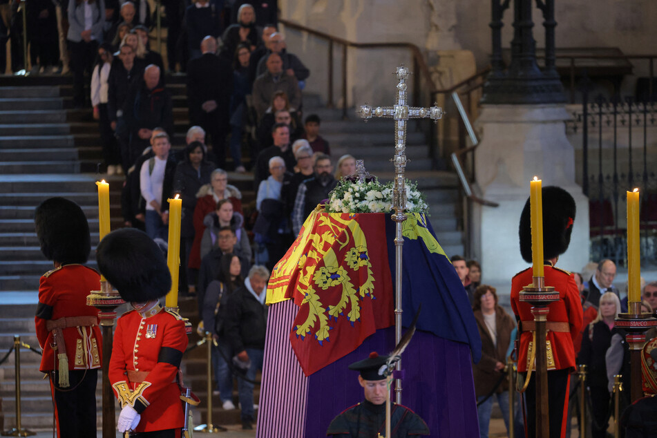 Aktuell ist der Sarg der Queen noch in der Westminster Hall aufgebahrt.