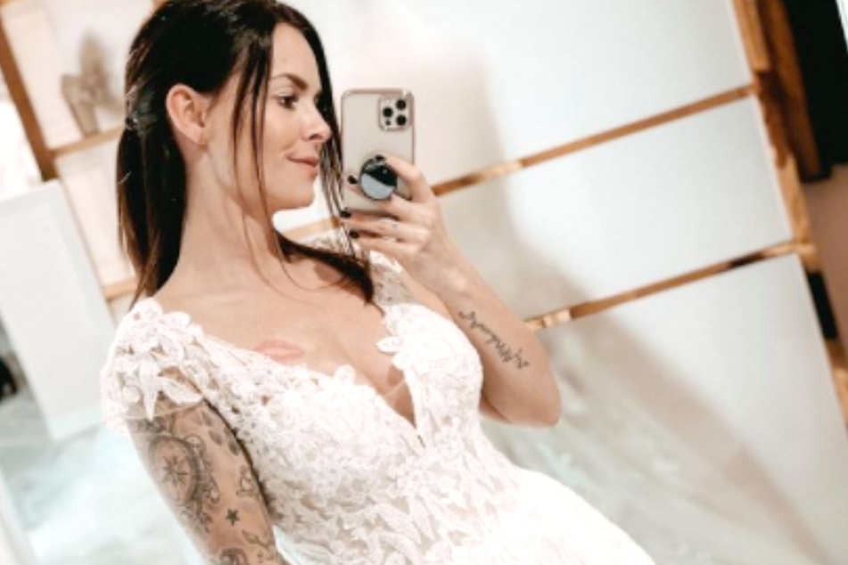 Auf Instagram zeigt sich Denisé im Hochzeitskleid.