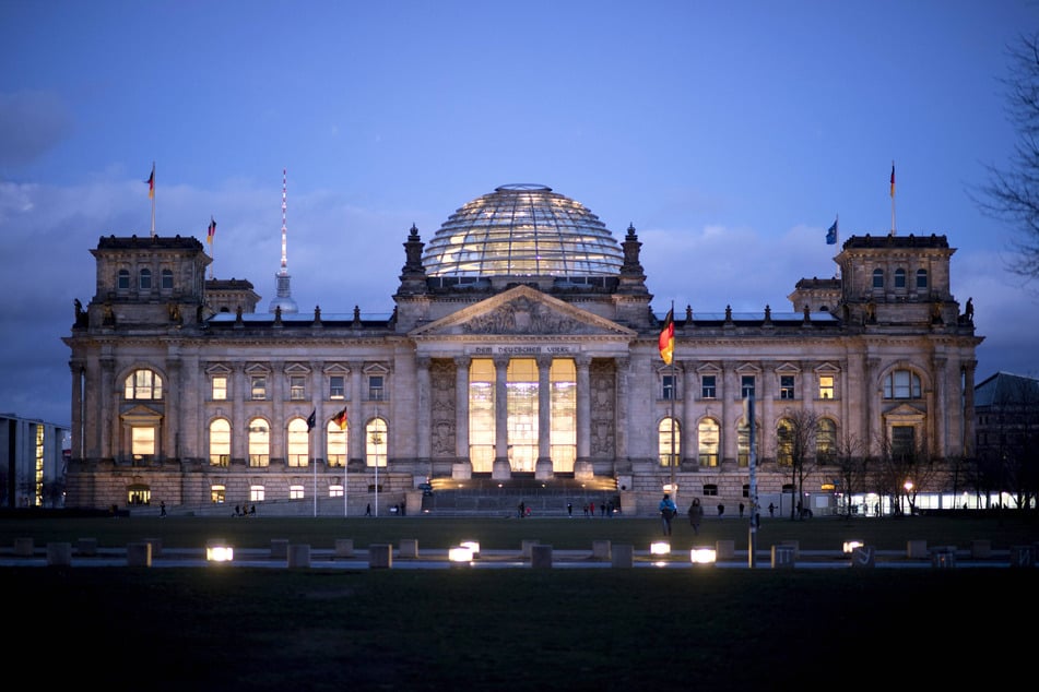 Der deutsche Bundestag - nach dem Drohnen-Angriff auf den Flughafen Leipzig fordern die Grünen eine Beratung des Nationalen Sicherheitsrates.