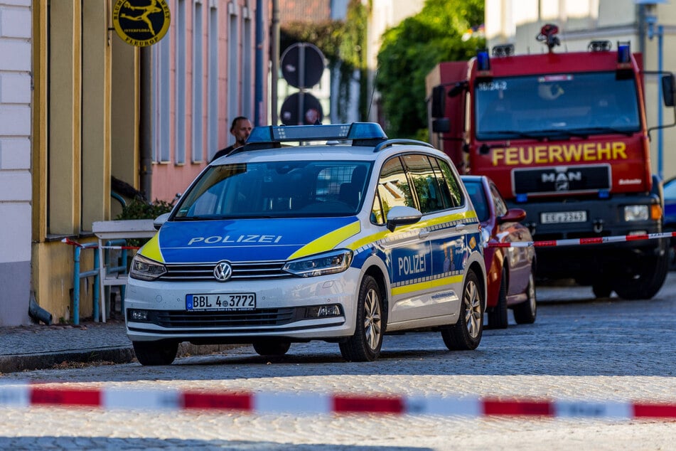 Die Straße musste mehrere Stunden gesperrt werden. Die Polizei ermittelt zum Unfallhergang.