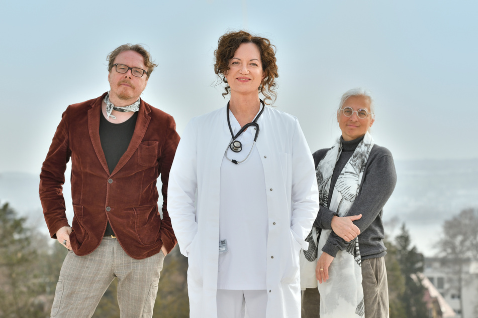 Regisseur Anno Saul (57), Natalia Wörner (53), Drehbuchautorin Dorothee Schön (59) - hier bei Dreharbeiten zum ZDF-Fernsehfilm der Woche "Die Welt steht still".