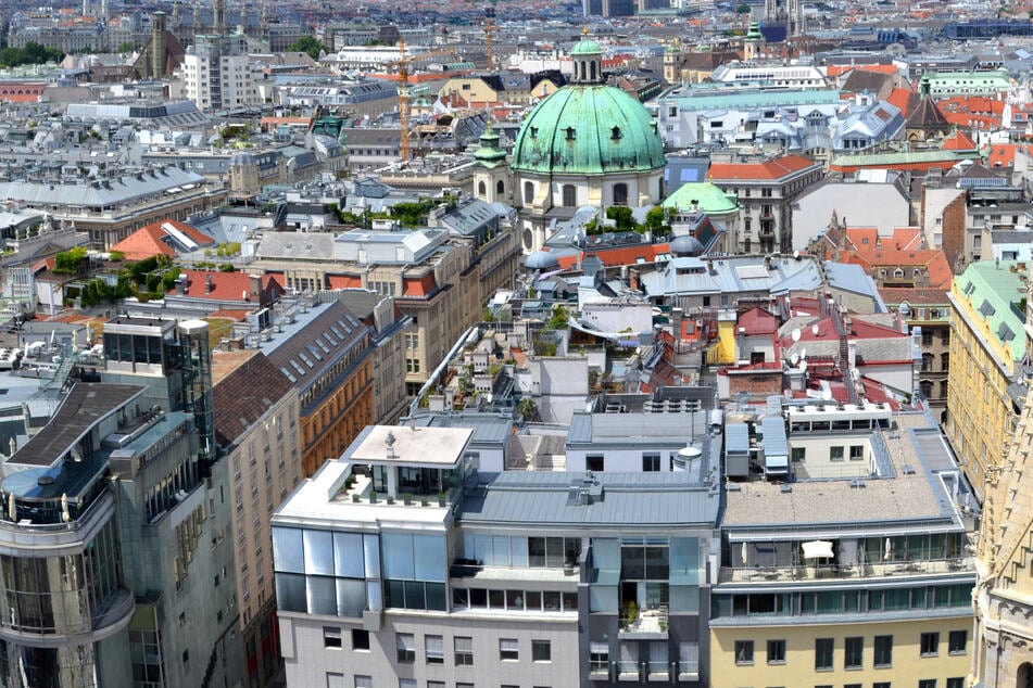In Wien stieg der 15-Jährige auf das Dach eines Wohngebäudes. (Symbolbild)