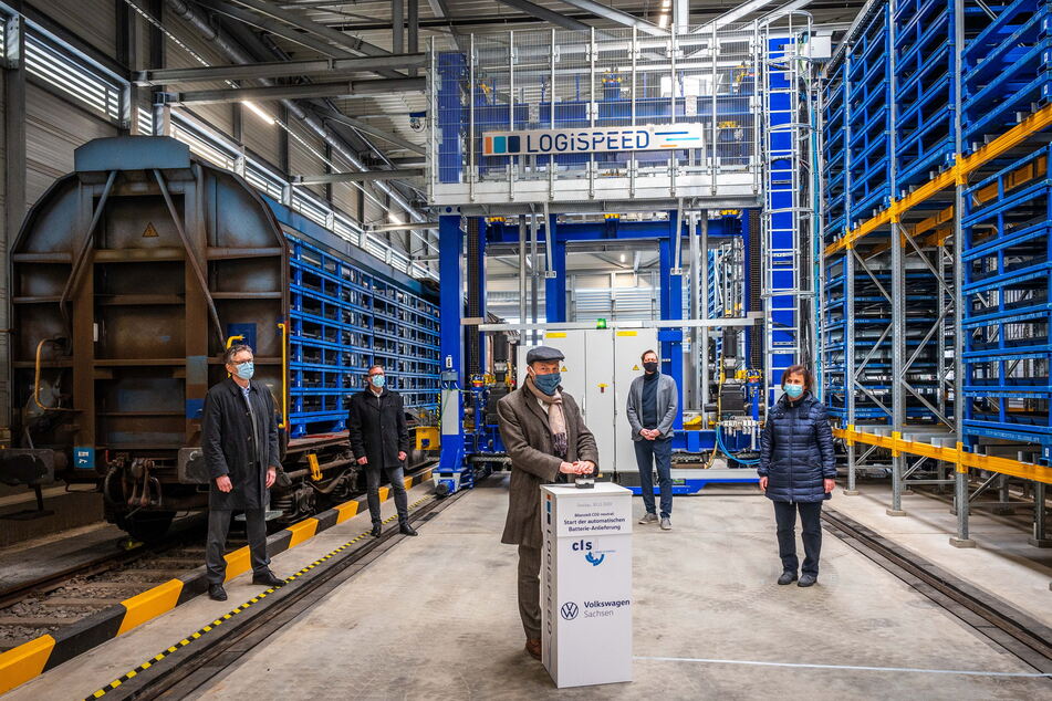 Sachsens Umweltminister Wolfram Günther (47, Grüne) startete die automatische Entladestation für Batteriesysteme bei VW in Zwickau.