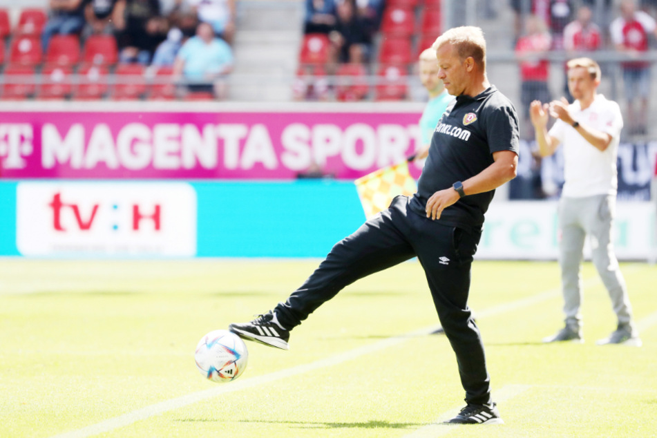 Dynamo-Trainer Markus Anfang (48, vorn) hätte sich in Halle gewünscht, dass der Ball noch öfters im gegnerischen Netz zappelt.