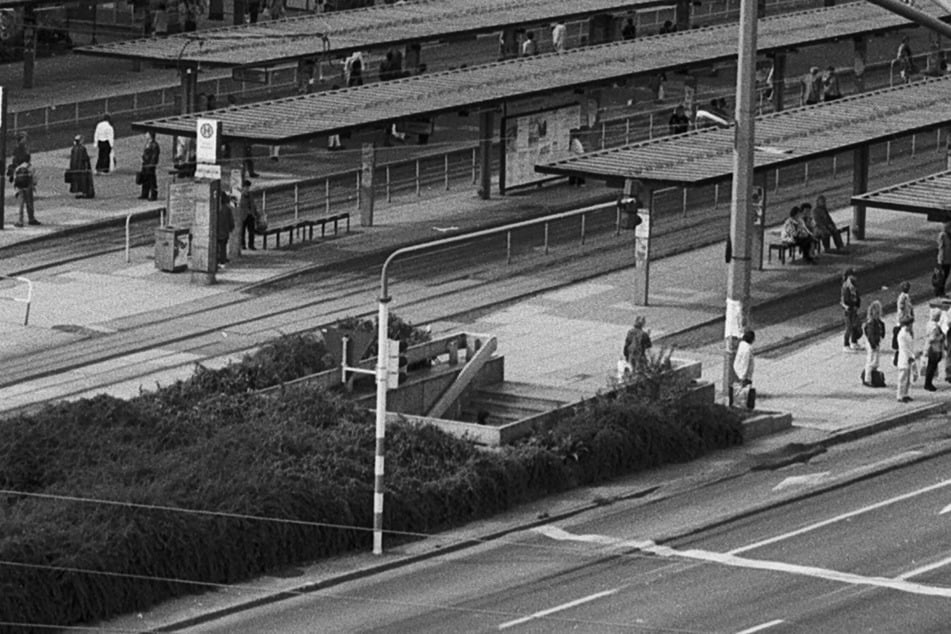 An der Zentralhaltestelle führten Treppen zu Fußgängertunneln, die auch als Schutzräume nutzbar gewesen wären.