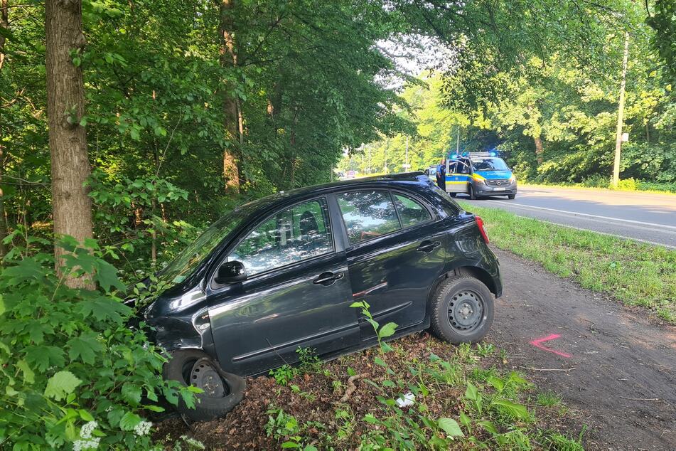 Ein 42 Jahre alter Fahrer geriet mit seinem Nissan auf die Gegenfahrbahn und kam erst an einem Baum zum Stehen.