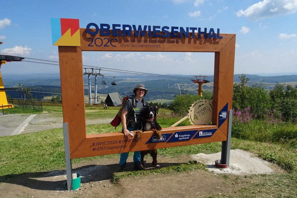 Franziska Rößner mit ihrer Berner Sennenhündin auf dem Fichtelberg.