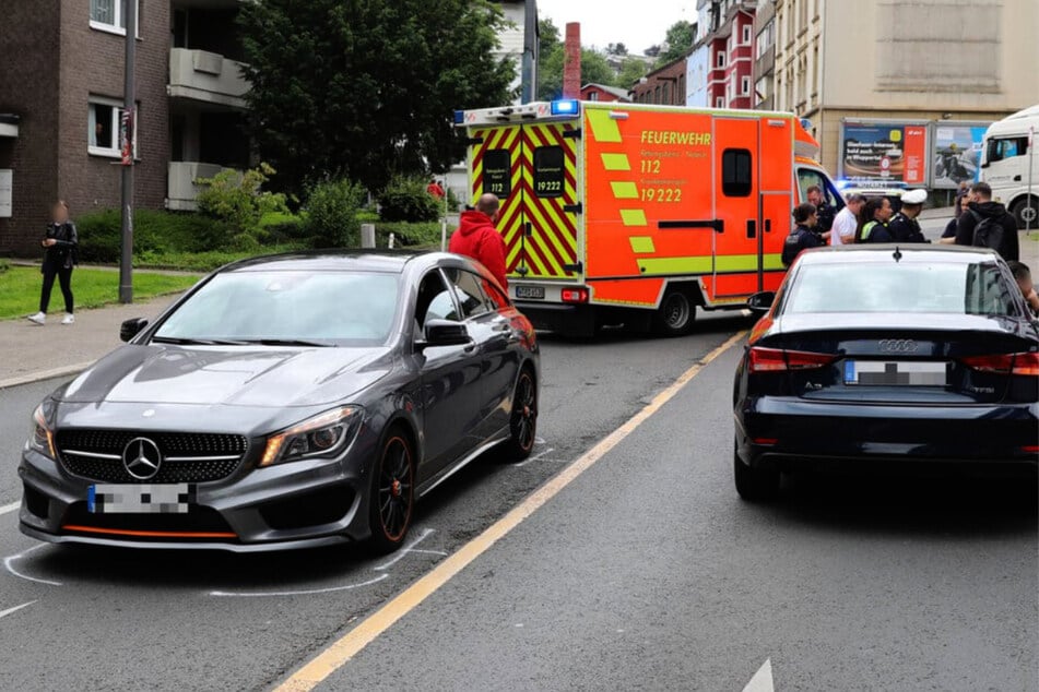 Durch die Luft geschleudert: Kind von Auto erfasst und schwer verletzt!