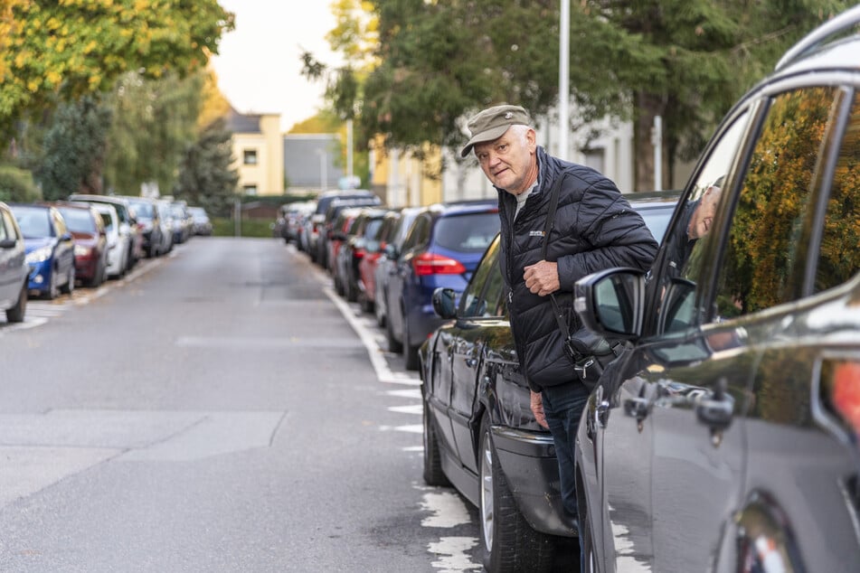 Anwohner wie Henry Janauschek (70) fordern rund um die Abraham-Werner-Straße mehr Parkmöglichkeiten.