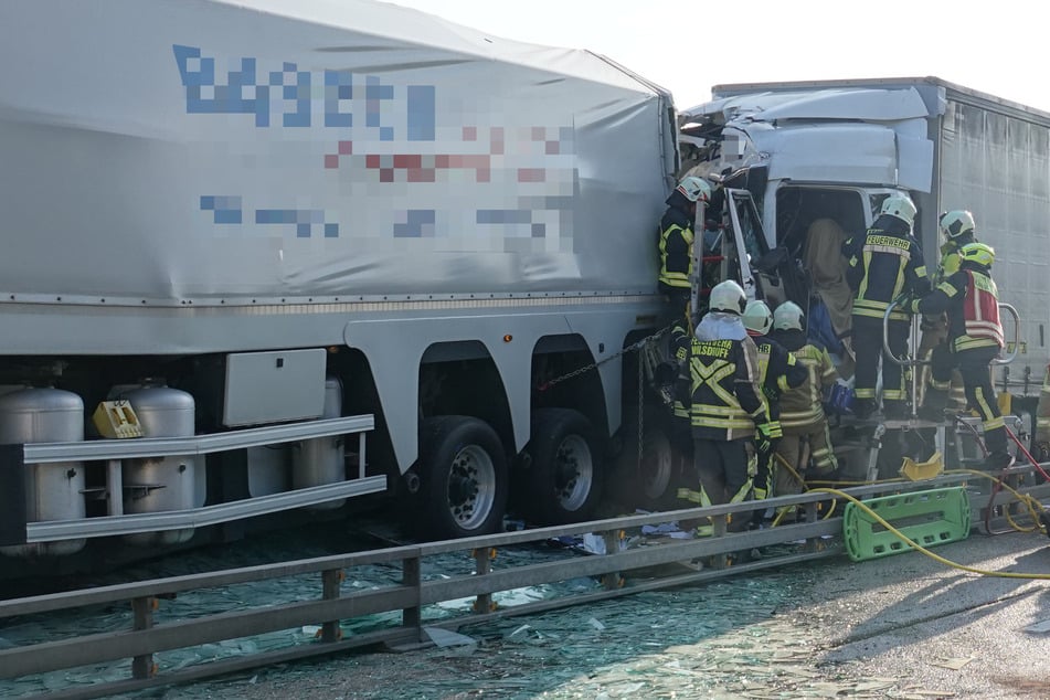 Unfall A4: Mega-Staus nach schwerem Lkw-Unfall auf A4: Bergungsarbeiten sollen noch länger dauern