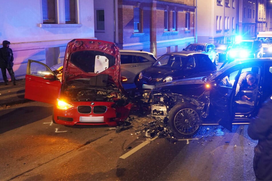 Der Unfall legte zeitweise sowohl die Straße als auch den Straßenbahnverkehr lahm.