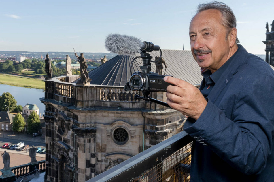 Der Schauspieler Wolfgang Stumph (74) steht auf dem Hausmannsturm des Residenzschlosses. (Archivbild)