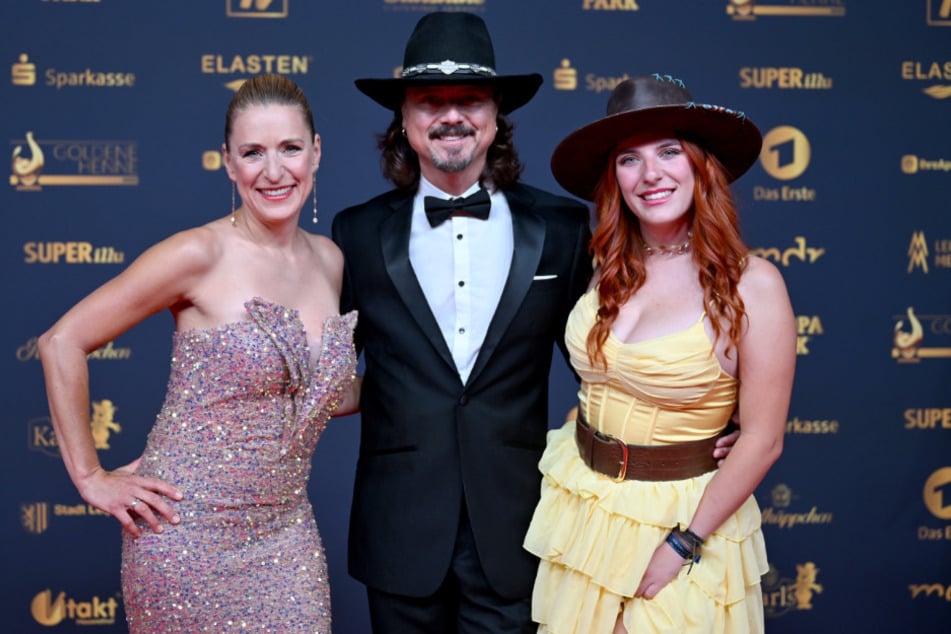 Stefanie Hertel (46, l.) zusammen mit ihrem Mann Lanny Lanner (51) und ihrer Tochter Johanna Mross (24).