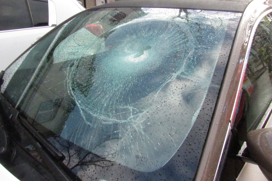 Die Windschutzscheibe des Opel Adam wurde durch den Aufprall komplett zerstört.