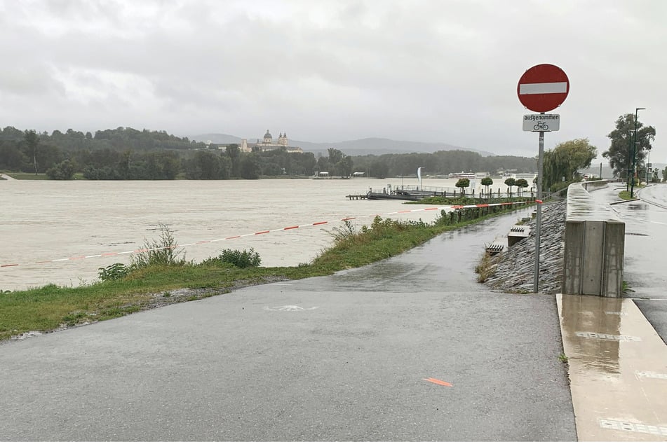 Die Donau führt Unmengen an Wasser mit sich. Schiffe fahren zu lassen, wäre viel zu gefährlich.