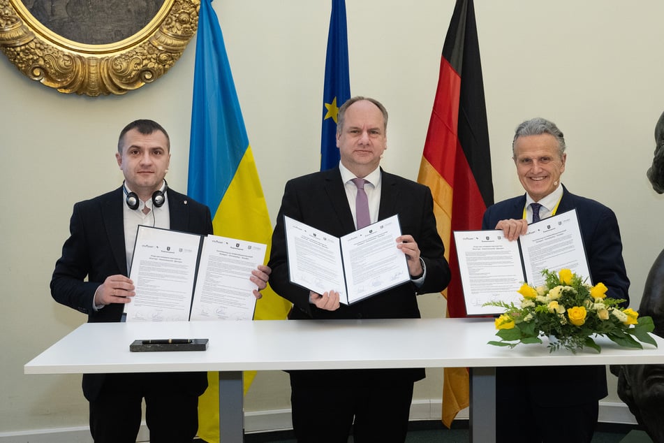 Olexandr Symchyshyn (OB von Chmelnyzkyi, l.), OB Dirk Hilbert (53, FDP) und Frank Nopper (OB von Stuttgart) besiegelten gemeinsam die Städtepartnerschaften.
