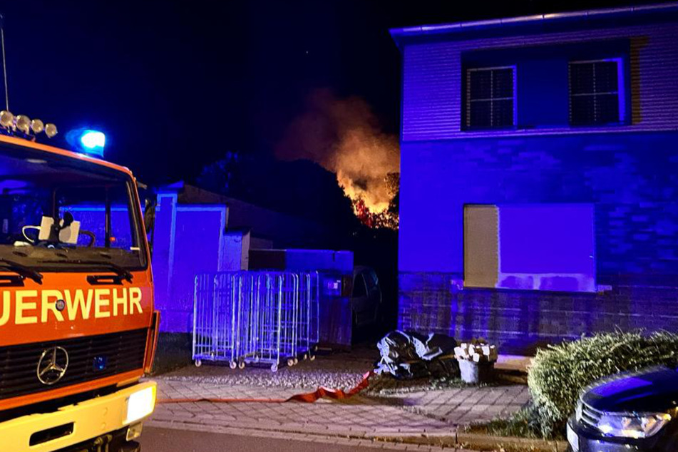 Gebäude in Magdeburg steht in Flammen: Feuerwehr steht vor großen Problemen