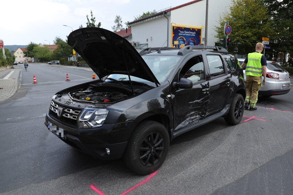 Der Dacia Duster wurde an der Seite so stark getroffen, dass der Airbag ausgelöst hat.