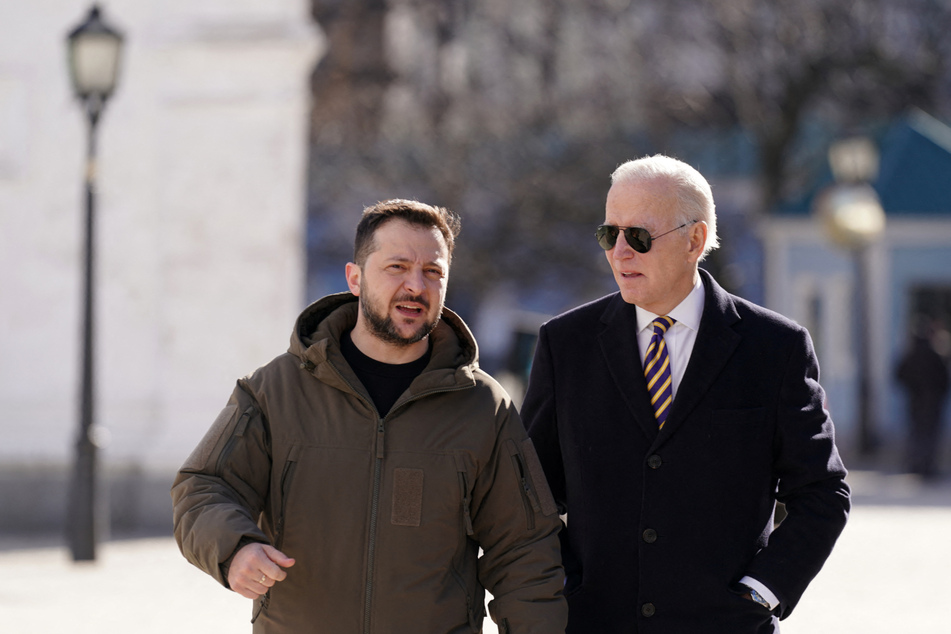 US-Präsident Joe Biden (80, r.) und Ukraine-Präsident Wolodymyr Selenskyj flanieren durch Kiew.