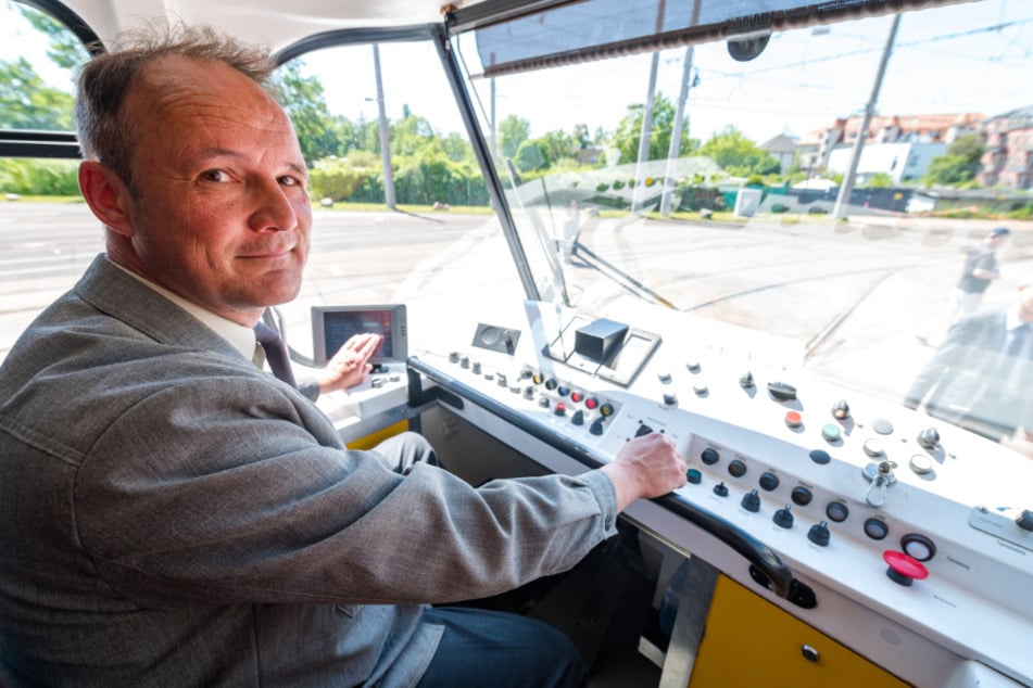 Straßenbahnfahrer Torsten Bauch (54) durfte auf der kleinen Abschiedsfahrt vom Betriebshof Trachenberge zum Wilden Mann noch einmal Tatra-Luft schnuppern. Seit dem 3. Juli 1987 war er mit diesen Bahnen unterwegs.