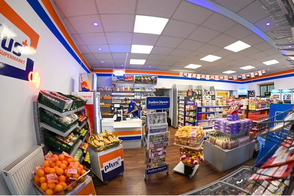 Klein, aber fein: Auf 80 Quadratmetern Ladenfläche finden Kunden unter anderem Lebensmittel, Drogerieprodukte, Blumen und einen Paketshop.
