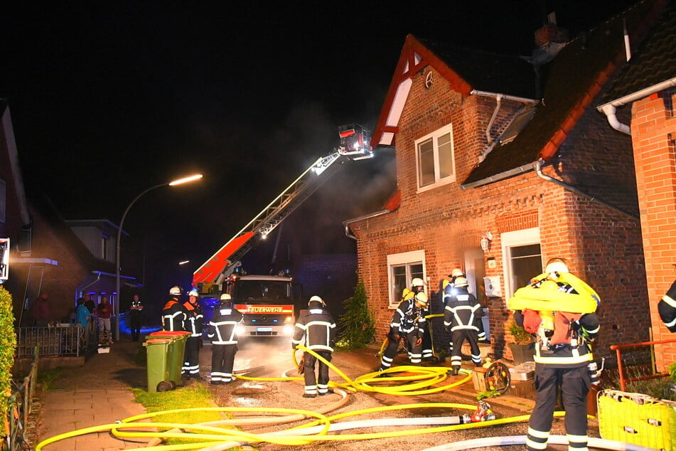 Hamburg: Hausanbau in Flammen: Frau bei Feuer in Hamburg verletzt!