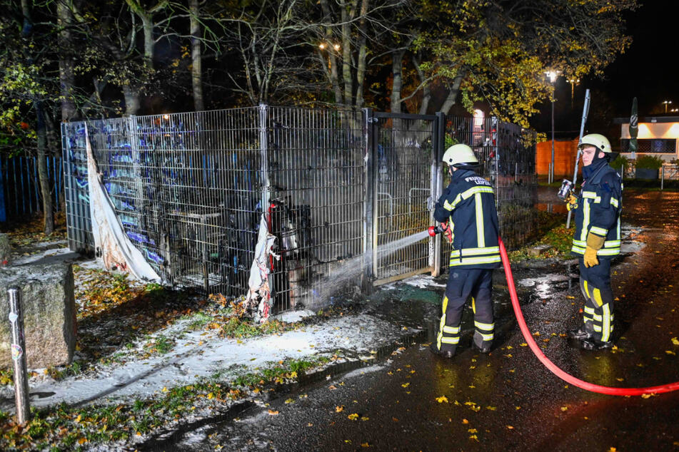 Die Feuerwehr war Samstagnacht im Bereich des Leipziger Sportforums gefordert. Unbekannte hatten dort ein Feuer in einer umzäunten Lagerfläche gelegt.