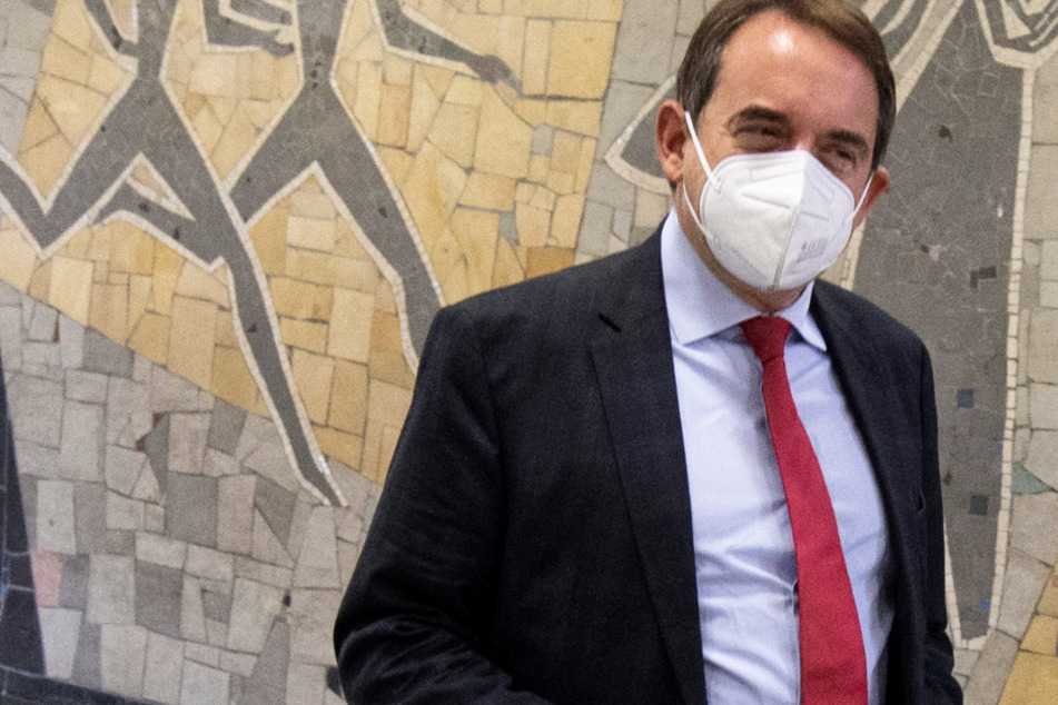 Mit Mundschutzmaske kommt Alexander Lorz (CDU), Kultusminister von Hessen, zu einem Besuch ins Helmholtz-Gymnasium in Frankfurt.