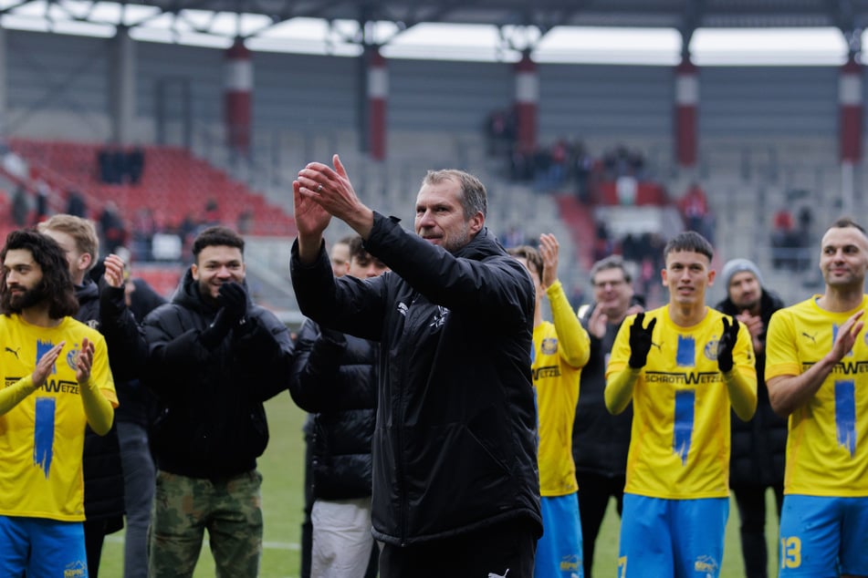 Trainer Jochen Seitz (48, vorn) gibt seiner Mannschaft nicht frei.