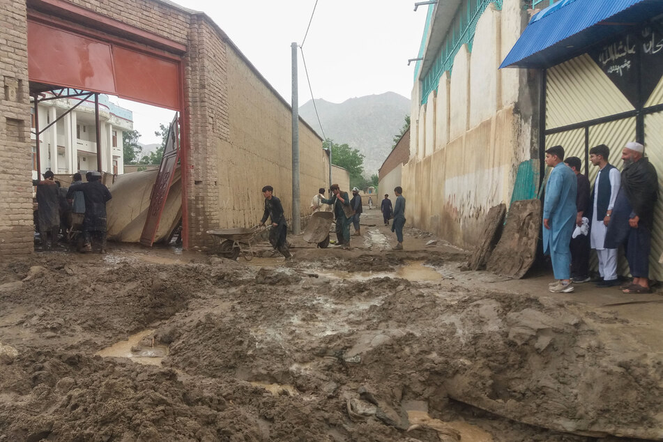 Eine nach Sturzfluten mit Schlamm überspülte Straße in Afghanistan. Mehr als 30 Menschen sind in den Tod gerissen worden.