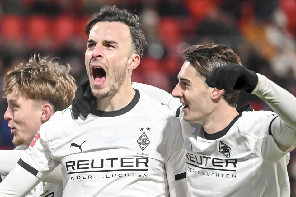 Haris Tabakovic (31, 2.v.l.) trifft und trifft.