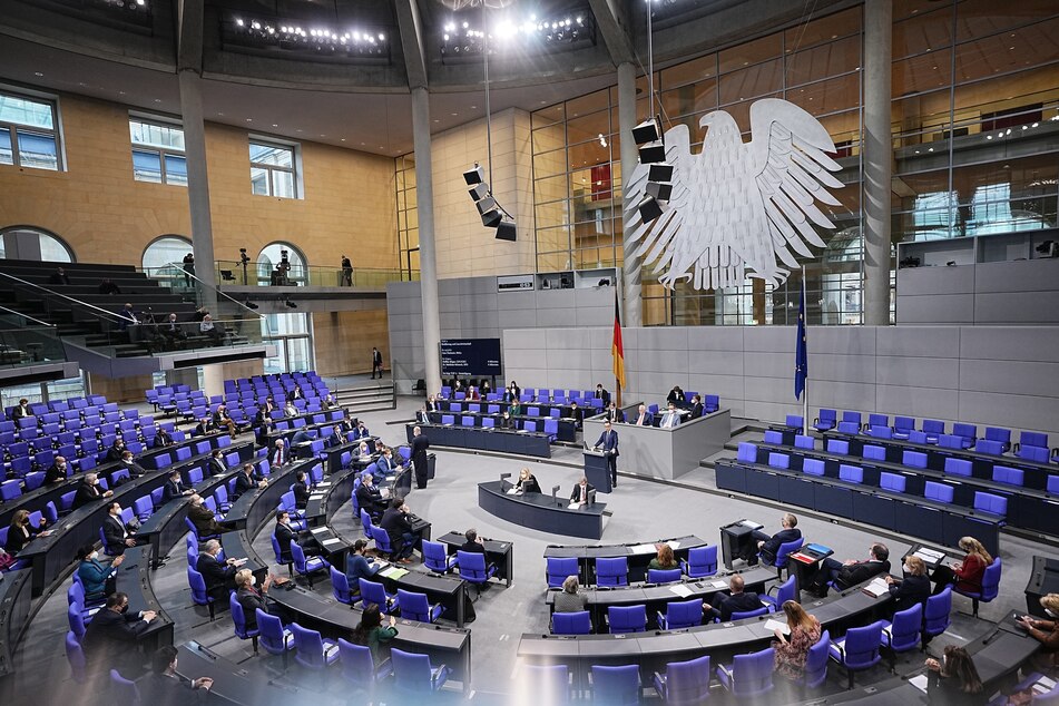Im Bundestag gelten Corona-Erkrankte weiterhin sechs Monate als genesen.