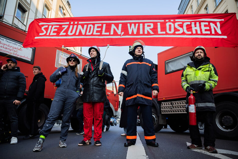 Zu der Demonstration mit dem Titel "Großer Löschzug der freiwilligen Feuerwehr der Demokratie - Bekämpfung des rechtspopulistischen Brandherdes in der CDU-Zentrale" riefen verschiedene Organisationen und Kollektive auf.