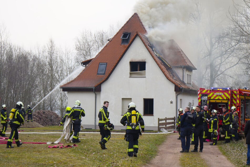 Ein Einfamilienhaus stand in Flammen. Der Bewohner (57) wurde schwer verletzt.