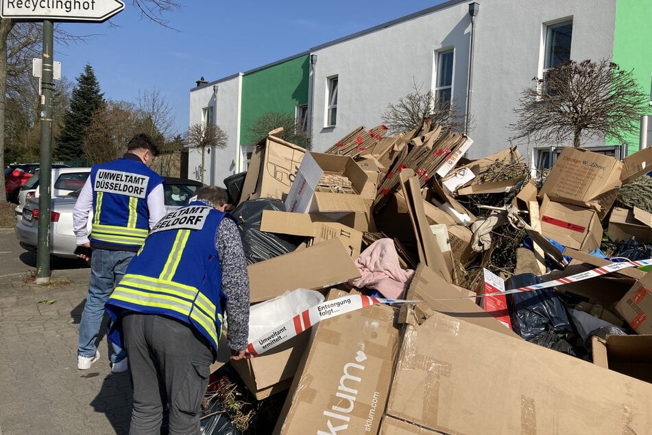 Auch vor dem Recyclinghof im Ortsteil Lohausen stapeln sich inzwischen zahlreiche Kartons und Müllsäcke.