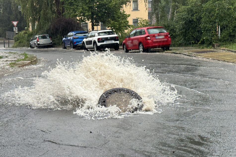 Die Buchenstraße in Annaberg-Buchholz: Hier sprangen mehrere Gullydeckel aus der Verankerung - der Wasserdruck war einfach zu hoch.