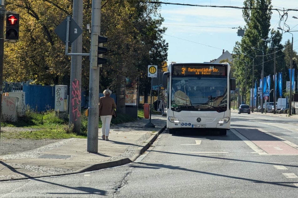 An der Haltestelle Kleinzschocher/Kötzschauer Straße auf der Dieskaustraße wurde am frühen Dienstagmorgen eine 20-Jährige überfallen.