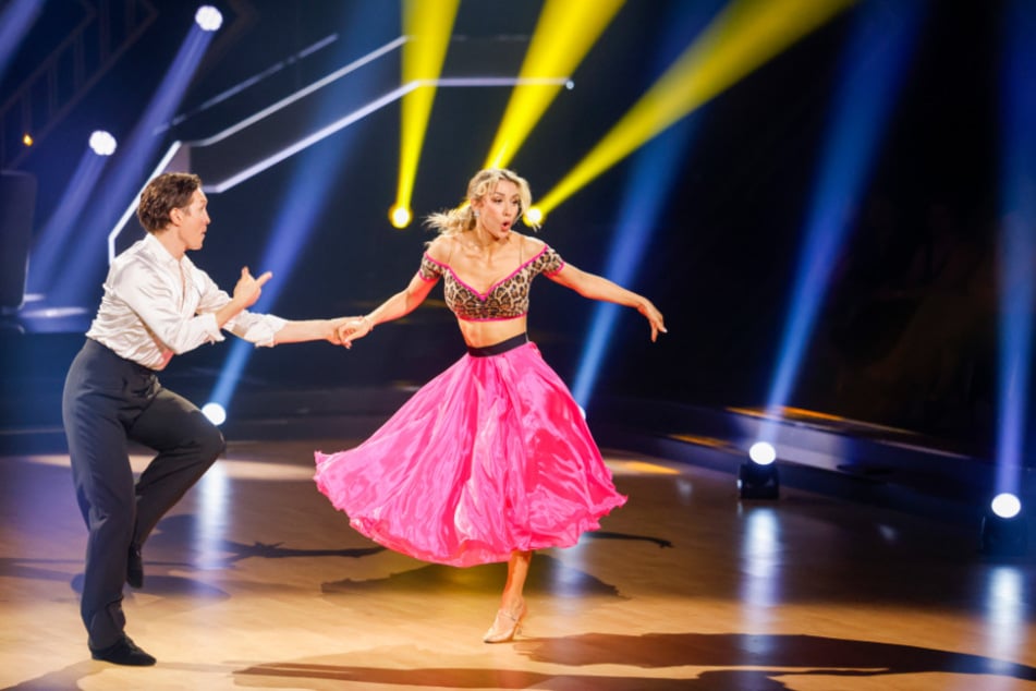 Gemeinsam mit Profi-Tänzer Evgeny Vinokurov (35) hat Anna-Carina Woitschack (33) das Finalticket bei "Let's Dance" gelöst.