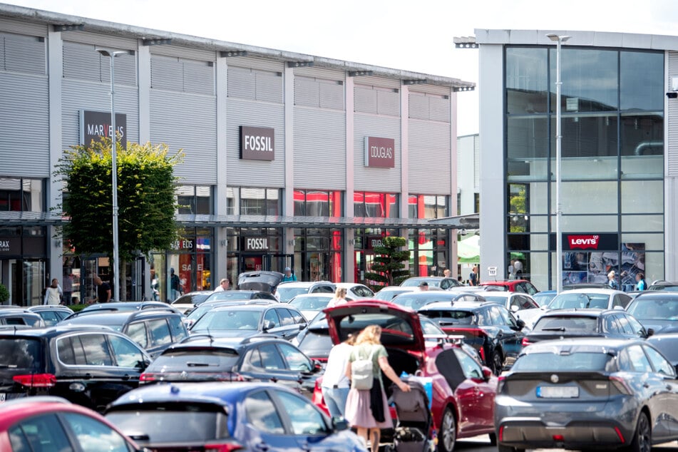 Das Marken-Outlet-Center liegt direkt an der A1, Ausfahrt Bremen/Brinkum.