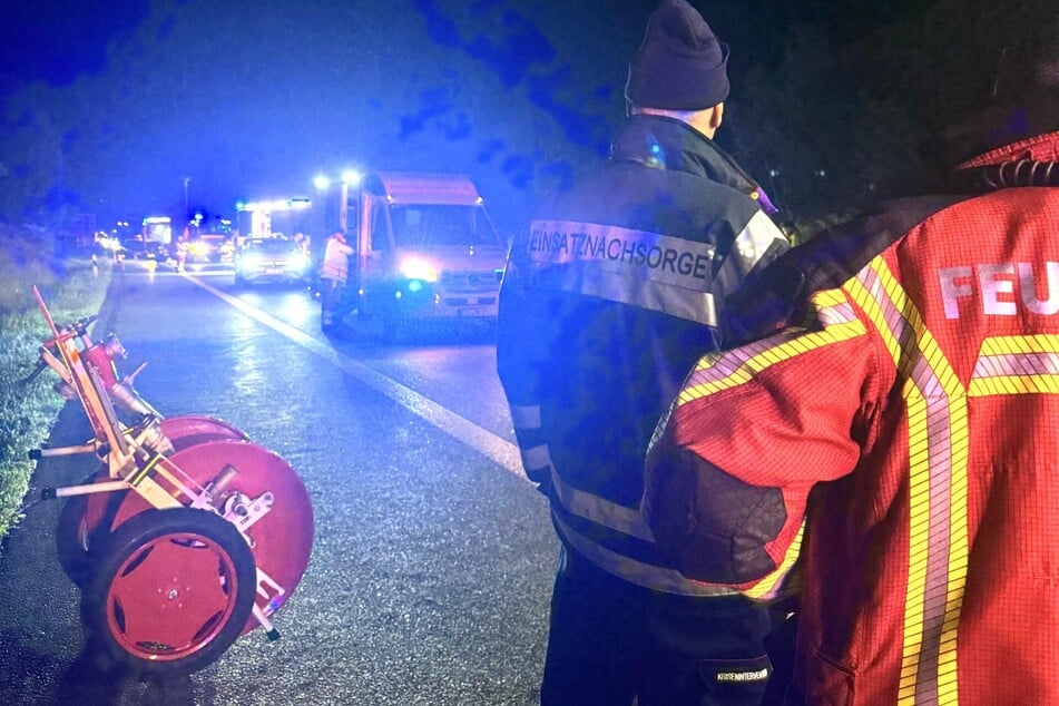 Bei einem schweren Verkehrsunfall auf der A38 ist in der Nacht zum Mittwoch eine noch nicht identifizierte Motorradfahrerin ums Leben gekommen.