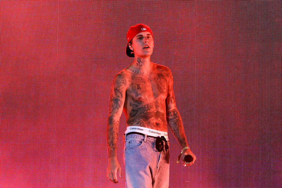 Justin Bieber made his highly-anticipated return to the stage, performing for the first time since revealing a life changing medical diagnosis.