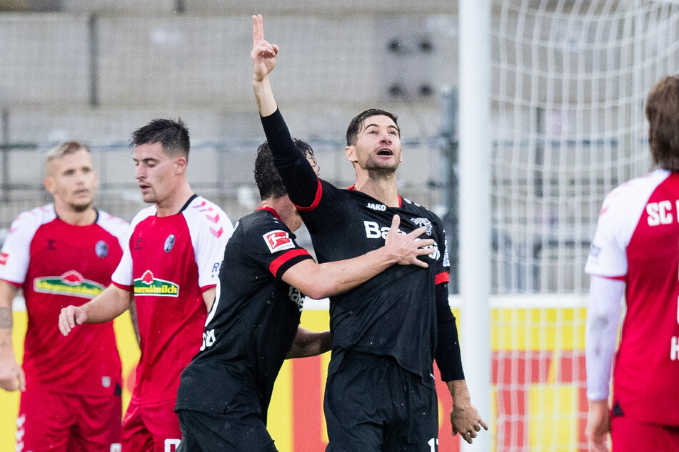 Leverkusens Lucas Alario (r) jubelt nach seinem Tor zum 1:2 in Freiburg mit Julian Baumgartlinger (2.v.r).