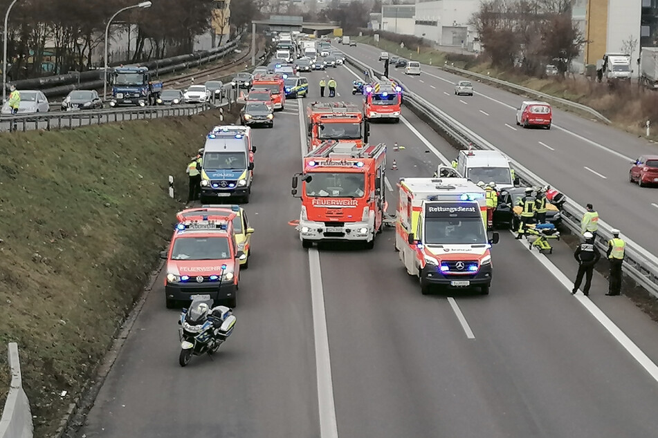 Unfall auf der B10: Feuerwehr muss Fahrer aus Auto befreien