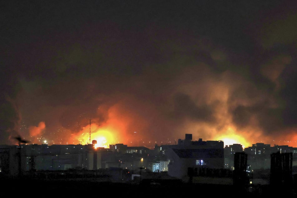 Flammen und Rauch steigen vom Mehrabad International Airport in Teheran auf. Auch der Flughafen soll in der Nacht zu Samstag Ziel israelischer Angriffe geworden sein.