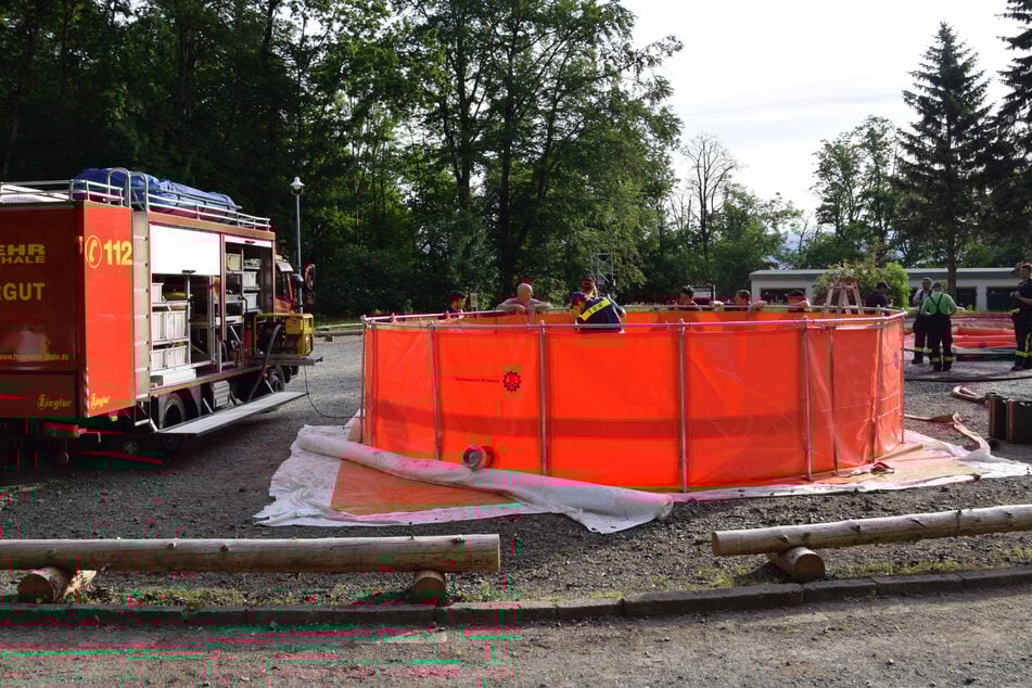 Die Feuerwehr hat in der vergangenen Nacht 60.000 Liter Wasser über den Hang verteilt.