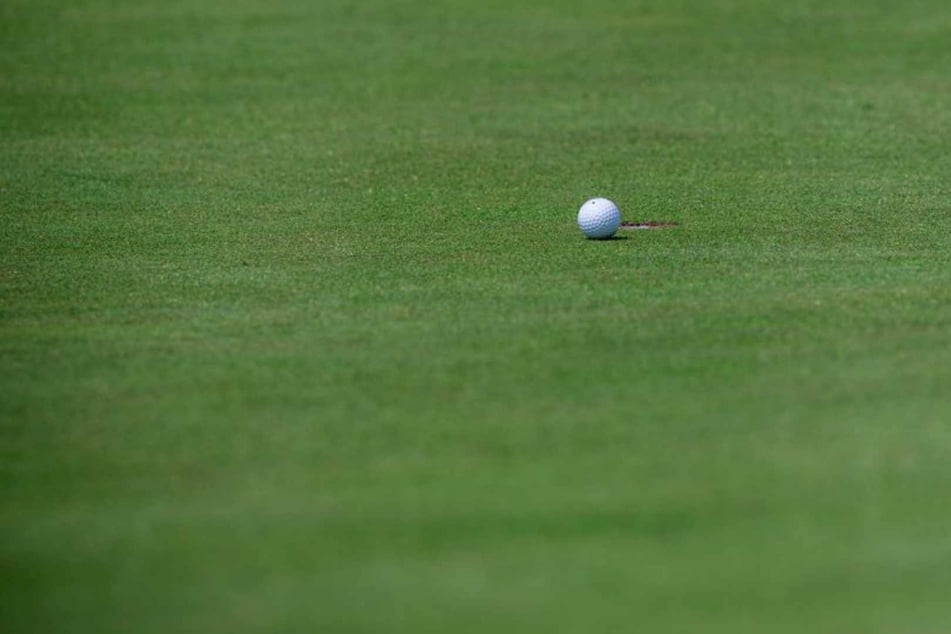 Rätselhafter Todesfall auf Golfplatz: 73-Jährige stürzt in Teich und stirbt