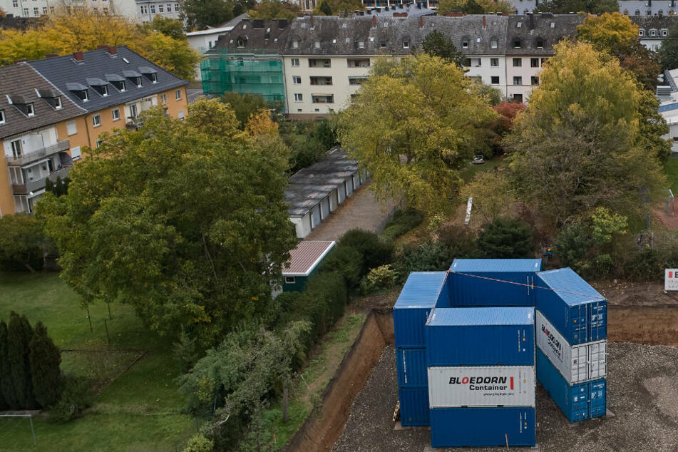 Containerwände umgeben den Fundort der amerikanischen 500 kg-Bombe in einer Baugrube für einen Supermarkt im Stadtteil Goldgrube. Die mit Wasser gefüllten Container ermöglichen, den Evakuierungsradius bei der Entschärfung auf 500 Meter zu halbieren.