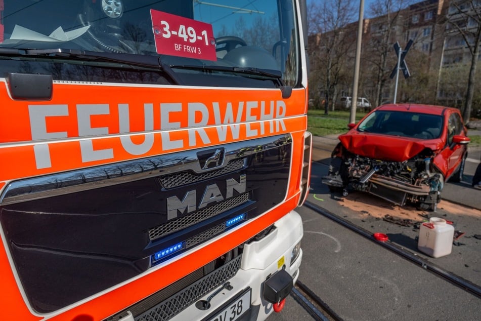 Verkehrsunfall in Leipzig-Paunsdorf: Ford kollidiert mit Straßenbahn