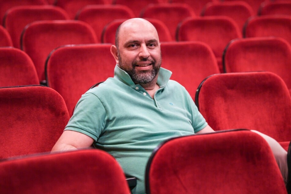 Serdar Somuncu (52) sitzt bei einer Theaterprobe in einer Zuschauerreihe. (Archivbild)